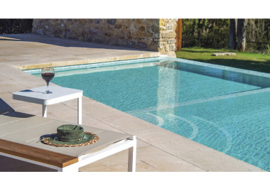 SUELO EXTERIOR ANTIDESLIZANTE: CÓMO ELEGIR EL PAVIMENTO IDEAL PARA TERRAZAS, PATIOS Y ZONAS DE PISCINA